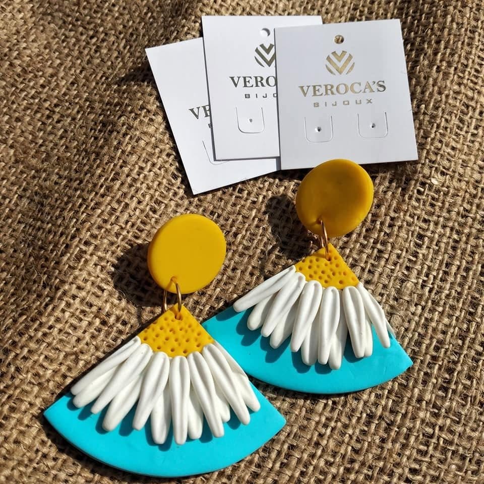 Aros Girasoles sobre azul junto a las tarjetas de Veroca's Bijoux, sobre arpillera