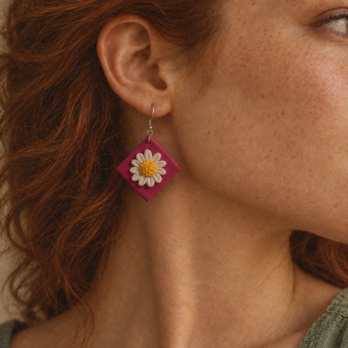 Modelo pelirroja de perfil con el aro Margarita fucsia